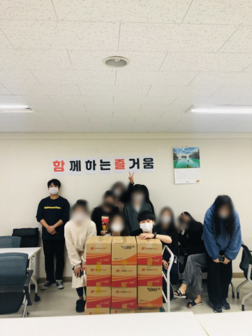 가정 밖 청소년들이 지원물품을 포장한 뒤 기념 촬영을 하고 있다