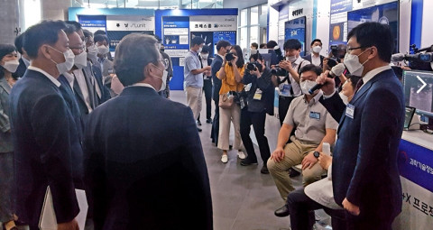 김부겸 총리에게 아이도트 솔루션에 대해 설명하고 있다