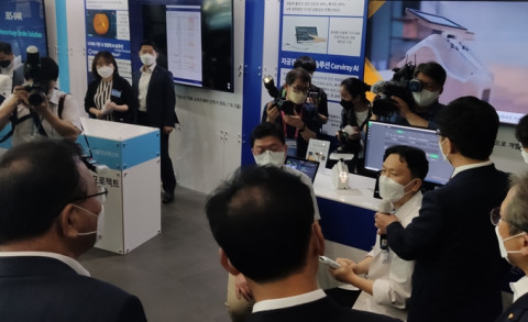 김부겸 총리에게 전진평 교수가 소노 닷 에이아이를 시연하고 있다