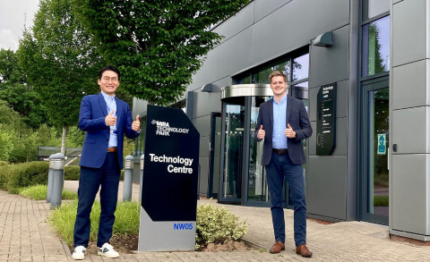 왼쪽부터 정도일 에이모 해외사업 본부장과 잭 바틀렛 MIRA 테크놀로지 파크 경영전략·파트너십 총괄 책임자가 영국 MIRA 테크놀로지 파크에서 에이모 유럽사무소 개소 기념 촬영을 