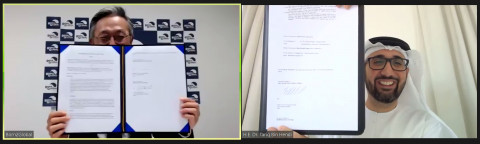 왼쪽부터 김종갑 본투글로벌센터장과 아부다비 투자진흥청 타리크 빈 헨디 사무총장이 비대면으로 진행된 MOU 체결식 후 기념 촬영을 하고 있다