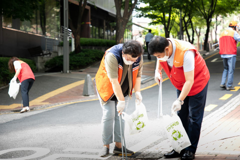 맨 왼쪽부터 한국중앙자원봉사센터 권미영 센터장, SK이노베이션 이성훈 노동조합위원장이 광화문 일대에서 플로깅 활동을 진행하고 있다