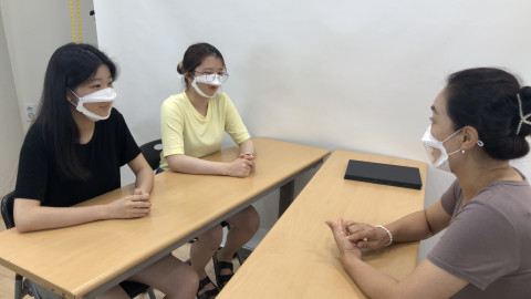 강남구립 역삼청소년수련관 자치조직 청소년들이 광복절과 독립운동가를 알리기 위한 영상을 촬영하고 있다