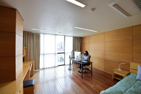 지지향 3층에 마련된 ‘경기 스토리작가 하우스 파주’ 최혜빈 작가 집필실