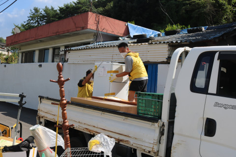 복지관 직원들이 대상자 거주지 이사를 위해 이삿짐을 옮기고 있다