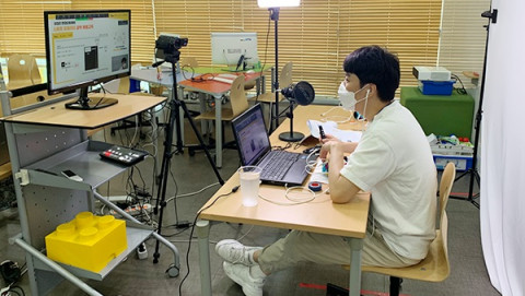대학생멘토가 직접 준비한 수업 내용으로 비대면 온라인 방식의 스마트모빌리티 공학 체험교육 수업을 진행하고 있다