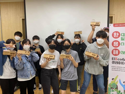 청소년들이 E-큐레이터 활동을 진행한 뒤 기념 촬영을 하고 있다