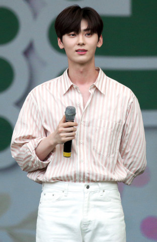 뉴이스트 황민현의 팬들이 8월 9일 생일을 기념해 캄보디아에 우물을 기증했다