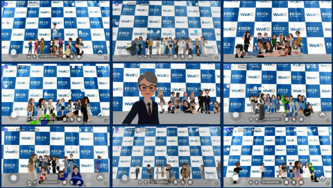 코이카 위코 3기 온라인 메타버스 발대식 현장에 마련된 가상의 포토존에서 손혁상 이사장 캐릭터와 위코 3기 서포터즈 캐릭터가 함께 기념 촬영을 하고 있다