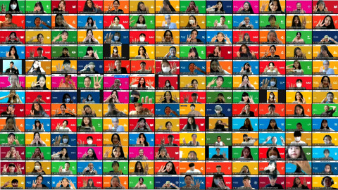 코이카 위코 3기 온라인 메타버스 발대식에서 120명의 서포터즈가 함께 SDGs(지속가능개발목표) 배경으로 세레모니를 하고 있다