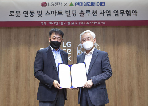 왼쪽부터 LG전자 권순황 BS 본부장(사장)과 현대엘리베이터 송승봉 대표이사가 협약식에서 기념 촬영을 하고 있다