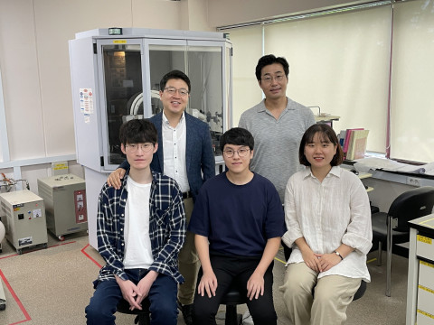 삼성미래기술육성사업이 연구 지원한 포스텍 연구팀. 뒷줄 왼쪽부터 손준우 교수, 최시영 교수, 앞줄 왼쪽부터 이동규 학생, 박윤규 박사, 심혜지 학생