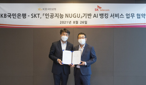 왼쪽부터 KB국민은행 성채현 개인고객그룹 대표와 SKT 유영상 MNO사업 대표가 협약식에서 기념 촬영을 하고 있다