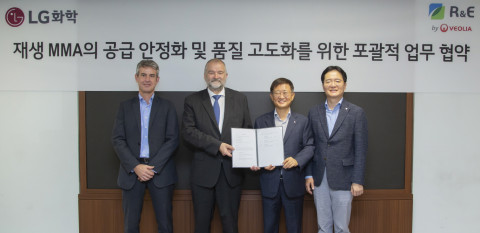 왼쪽부터 기욤 클릭송 베올리아코리아 최고운영책임자(COO), 마르셀 가보렐 베올리아코리아 대표(CEO), 노국래 LG화학 석유화학사업본부장, 심규석 LG화학 ABS사업부장이 협약식