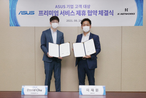 왼쪽부터 데이비드 추 ASUS코리아 사업총괄매니저, 이재원 케이네트웍스 대표이사가 협약을 맺고 기념촬영을 하고 있다