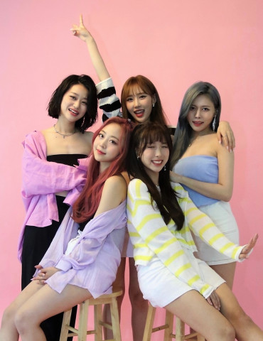 왼쪽부터 레아 멤버 수진, 지예, 별하, 은정, 재은