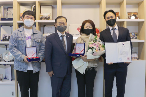 왼쪽에서부터 박태현 기증자, 신희영 회장, 권호경 기증자, 차규락 기증자