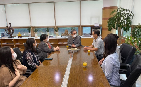 2021년 한-일 교원 및 고교생 온라인 위탁용역 간담회가 열리고 있다