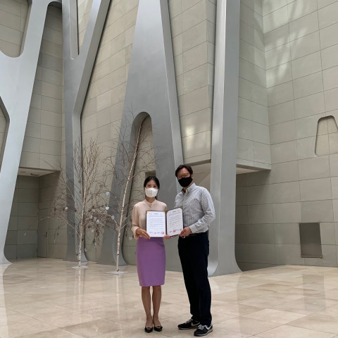 장안대학교 금융재테크과 학과장 조유미 교수와 융창저축은행 장호찬 본부장이 산학협력 협약 체결 후 기념 촬영을 하고 있다