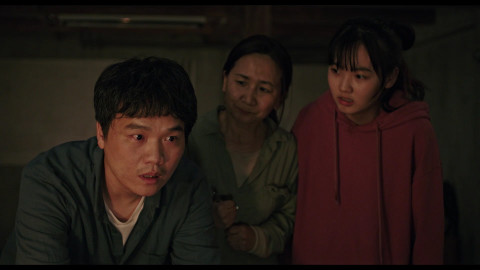 영화 속 가족이 라디오로 핵 공격의 원인을 듣는 장면