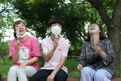 사진 부문 대상, 이수연 작가의 ‘마스크는 벗고 먹어야지~^^’