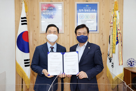 왼쪽부터 김상곤 한국교직원공제회 이사장과 김병우 충청북도교육청 교육감이 업무협약을 맺고 기념촬영을 하고 있다
