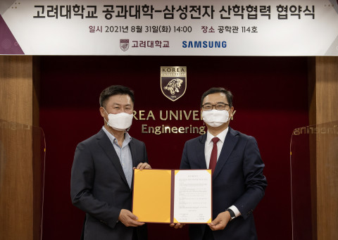 왼쪽부터 이기수 삼성전자 생활가전사업부 부사장과 김용찬 고려대 공과대학장이 협약식에서 기념 촬영을 하고 있다