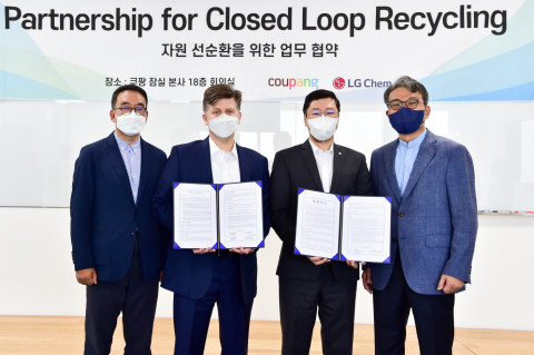 왼쪽부터 쿠팡 이영상 부사장(법무담당), 라이언 브라운 부사장(환경보건안전총괄), LG화학 허성우 부사장(석유화학글로벌사업총괄), 서중식 전무(폴리올레핀사업부장)이 협약식에서 기념
