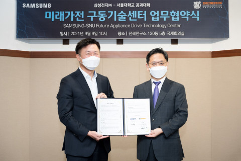 왼쪽부터 이기수 삼성전자 생활가전사업부 부사장과 이병호 서울대 공과대학장이 협약식에서 기념 촬영을 하고 있다