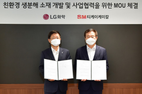 왼쪽부터 노국래 LG화학 석유화학사업본부장과 김병지 티케이케미칼 대표이사가 업무 협약을 맺고 기념촬영을 하고 있다