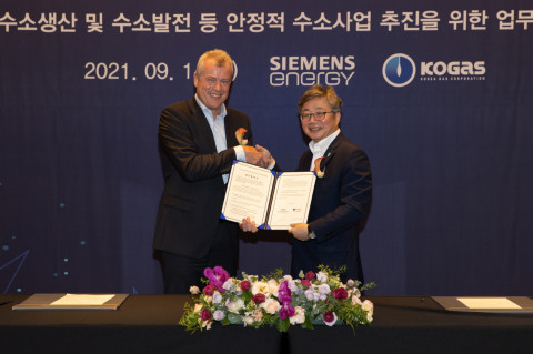 Siemens Energy and Korea Gas Corporation (KOGAS) signed a Memorandum of Understanding (MoU) presided over by Dr. Jochen Eickholt, Executive Board Member of Siemens Energy AG(Left), and Mr. HeeBong Chae, President and CEO of KOGAS(Right)