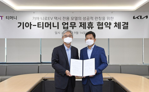 왼쪽부터 티머니 대표이사 김태극 사장과 기아 기업전략실장 김상대 전무가 협약식에서 기념 촬영을 하고 있다