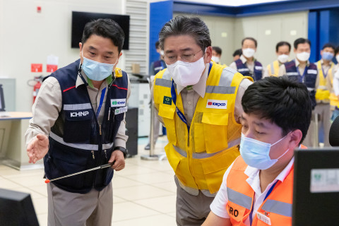 정승일 한전 사장이 UAE 바라카 원전을 방문해 건설 현황을 점검하고 있다