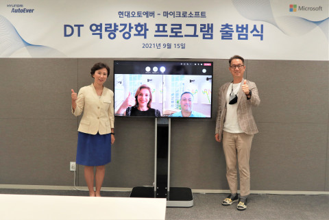 왼쪽부터 MS코리아 이지은 대표이사, 현대오토에버 서정식 대표이사