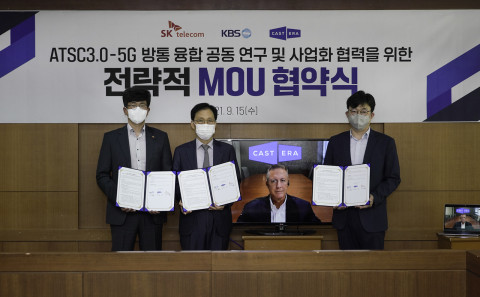 왼쪽부터 최판철 SKT Cloud사업 담당, 이창형 KBS 기술본부장, 케빈 게이지 캐스트닷에라 대표, 박경모 캐스트닷에라 CTO가 협약식에서 기념 촬영을 하고 있다