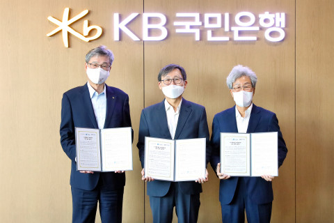 왼쪽부터 허인 KB국민은행장, 문재도 수소융합얼라이언스 회장, 김수보 엔지니어링공제조합 이사장이 협약식에서 기념 촬영을 하고 있다