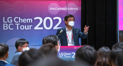 LG화학 신학철 부회장이 글로벌 인재 채용 행사인 BC투어를 개최하며 환영사를 하고 있다