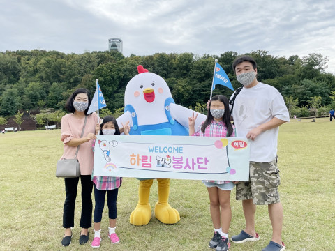 하림 피오봉사단 8기가 마스코트 피오와 함께 기념 촬영을 하고 있다