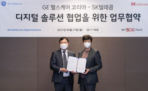 왼쪽부터 강호준 GE헬스케어 코리아 상무와 최판철 SKT Cloud사업 담당이 협약식에서 기념 촬영을 하고 있다