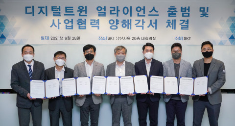 왼쪽부터 다쏘시스템 문귀동 제조영업본부장, 노주환 에스디플렉스 대표, 신용식 SK텔레콤 IoT Co장, 송병훈 한국전자기술원 SMIC센터장, 하태진 버넥트 대표, 윤재민 플럭시티 