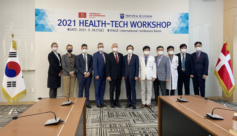 대구 계명대학교 동산의료원에서 열린 ‘2021 헬스 테크 워크숍’에서 주한덴마크대사관과 동산의료원 및 헬스케어 덴마크 관계자들이 기념 촬영을 하고 있다. 이번 워크숍은 ‘2025 
