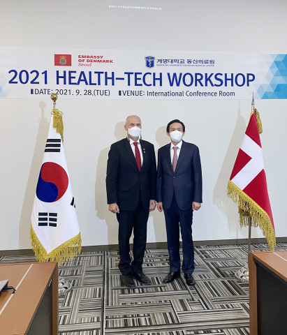 왼쪽부터 아이너 옌센 주한 덴마크 대사와 이세엽 계명대 동산의료원장이 28일(화) 오후 대구 계명대학교 동산의료원에서 열린 ‘2021 헬스 테크 워크숍’에서 기념 촬영을 하고 있다
