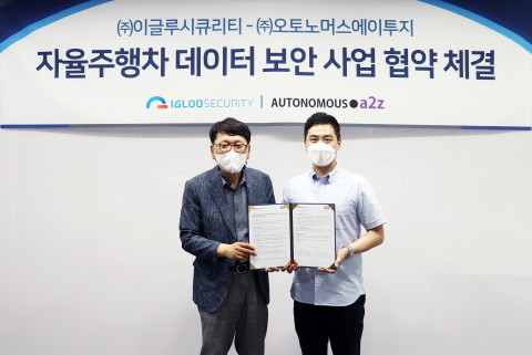 왼쪽부터 이득춘 이글루시큐리티 대표와 한지형 오토노머스에이투지 대표가 업무 협약을 맺고 기념촬영을 하고 있다