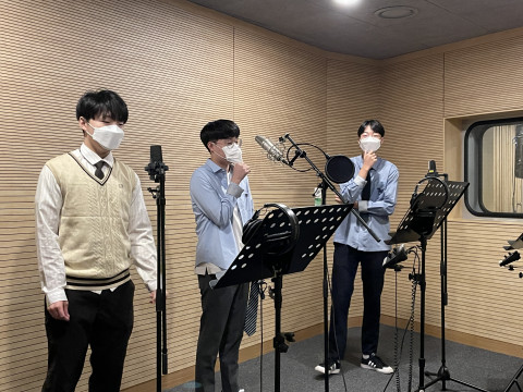 2021 청소년 국제교류 프로그램 ‘유레카’ 참가 청소년의 노래 녹음 모습