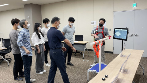 지에스아이엘이 서울도시주택공사에서 스마트 안전 신기술을 시연하고 있다