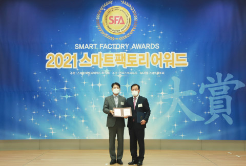 제일전기공업 박상범 전무(사진 오른쪽)가 스마트팩토리 어워드 제조 혁신 대상을 수상 후 기념 촬영을 하고 있다
