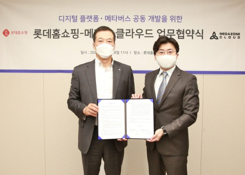 왼쪽부터 롯데홈쇼핑 이완신 대표, 메가존클라우드 이주완 대표가 협약 체결 후 기념 촬영을 하고 있다