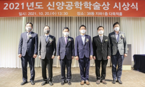 왼쪽부터 권영상 건설환경공학부 교수, 송한호 기계공학부 교수, 이병호 공과대학장, 남기태 재료공학부 교수, 이원보 화학생물공학부 교수, 이재욱 컴퓨터공학부 교수가 기념 촬영을 하고