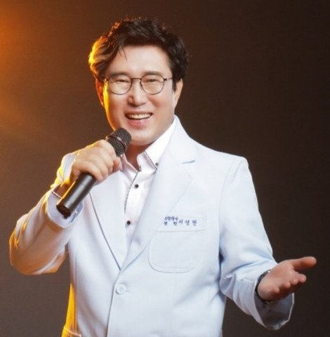시집 ‘엄마의 노래’를 출간한 이영만 시인