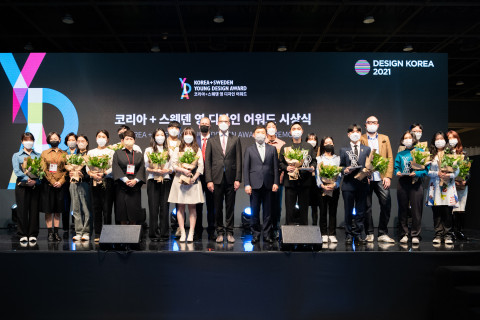 제3회 코리아+스웨덴 영 디자인 어워드 시상식에서 다니엘 볼벤 주한스웨덴신임대사, 윤상흠 한국디자인진흥원장, 프레드릭 요한슨 이케아 코리아 대표 및 수상자 3인, 입상자, 심사위원